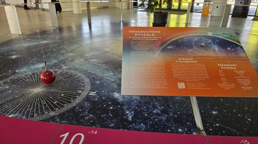 Nejdelší replika Facoultova kyvadla v Česku se nachází v Přírodovědecké fakultě Univerzita Palackého v Olomouci