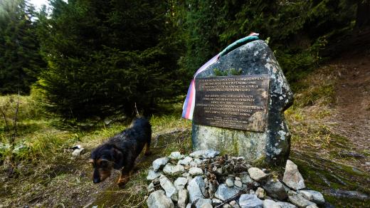 Pomník věnovaný převaděčům poblíž Kvildy na Šumavě