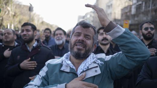 Muži v Teheránu oplakávají smrt nejvyššího duchovního vůdce Chameneího, 1. 3. 2026