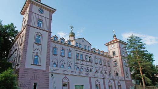 Novorenesanční vilu, které se také říká zámek Vinice, v Loděnici postavil v 19. století obchodník Antonín Cífka
