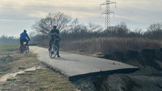 Na nebezpečné místo jezdí lidé i přesto, že jim to zakazují značky
