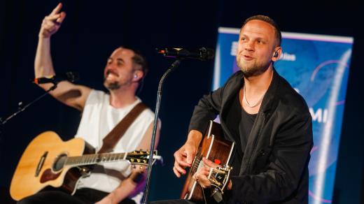 Část skupiny O5 a Radeček, bratři Polákovi, během hudebního vystoupení