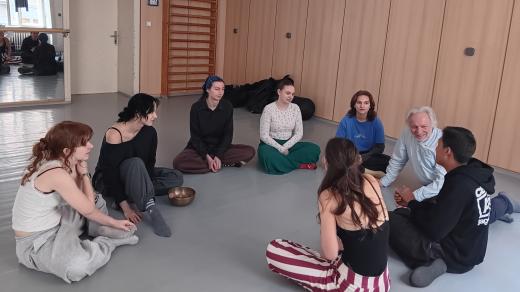 Režisér Josef Morávek (vpravo) a jeho studenti na Divadelní fakultě JAMU