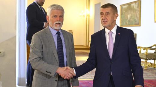 Prezident Petr Pavel (vlevo) a premiér Andrej Babiš (ANO) před společným jednáním