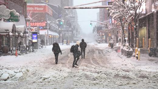 Starosta Zohran Mamdani taky odvolal zákaz provozu aut v ulicích, takže řekl, že to nejhorší už má New York za sebou a do těch ulic, které vypadaly jako město duchů, se už pomalu začal vracet život