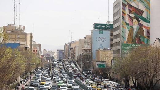 Lidé po americko-izraelských útocích prchají z Teheránu. V íránském hlavním městě se tvoří dlouhé kolony