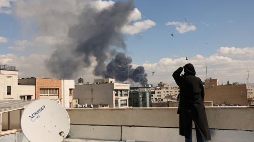 Kouř v Teheránu po americko-izraelském útoku