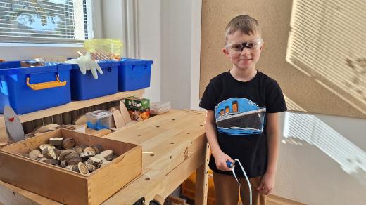 Děti se v mateřské školce v Bavorově učí pracovat s různým nářadím a materiály