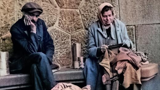 Nezaměstnaní na Starém městě pražském (1934, digitálně kolorováno)