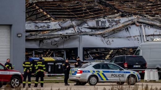Hasiči a policisté v areálu pardubické firmy LPP