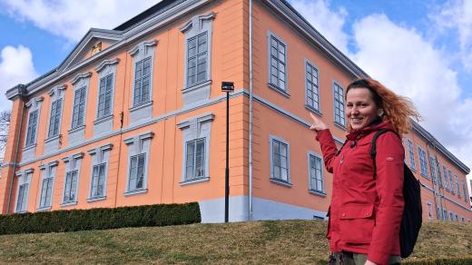 Předsedkyně spolku Akcička Milada Burešová před lomnickým zámkem