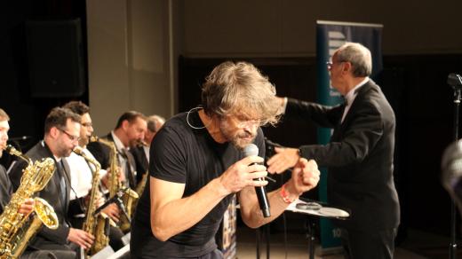 Dan Bárta a Rozhlasový Big Band Gustava Broma ve Strakonicích v říjnu 2022
