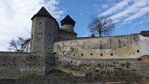Na hradě Sovinci můžete vystoupat na hradní věž i sestoupit do podzemní chodby