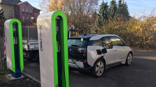 V Krásné Lípě začala fungovat dobíječka pro elektromobily