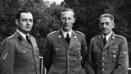 Reinhard Heydrich (uprostřed) na snímku s velitelem bezpečnostní policie a bezpečnostní služby (SD) v protektorátu Horstem Böhmem (vlevo) a německým státním tajemníkem Karlem Hermannem Frankem (vpravo)