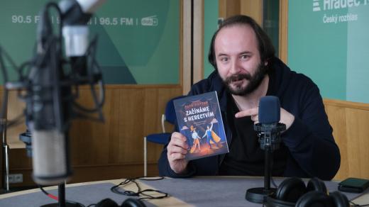 Petr Macháně ve studiu Českého rozhlasu Hradec Králové