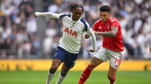 Fotbalisté Tottenhamu v záchranářské bitvě proti Nottinghamu neuspěl a prohrál 0:3