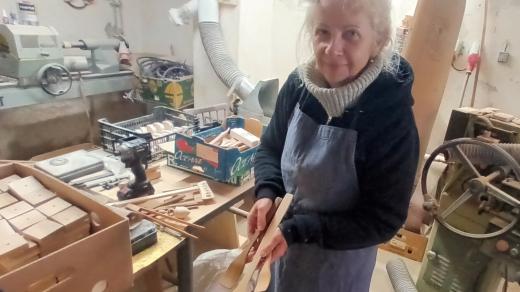 Jarmila Kvasničková ve své řezbářské dílně ve Chvalčově na Kroměřížsku a její tradiční valašské vařečky..jpg