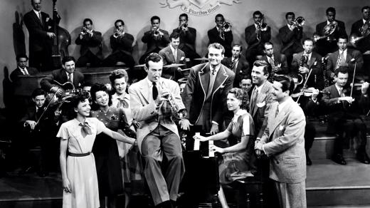 Harry James (uprostřed s trubkou) v hudebním filmu Bathing Beauty z roku 1944