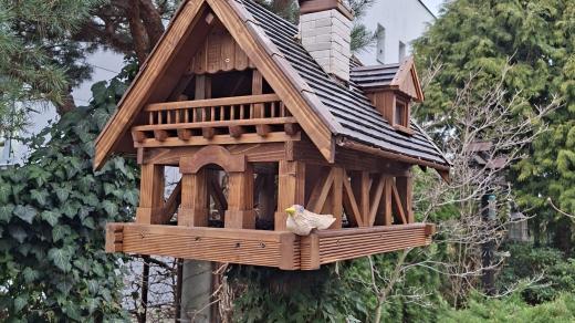 Maličké roubenky se všemi půvabnými detaily jako krmítka pro ptáky vyrábí Milan Záruba z Opatovic