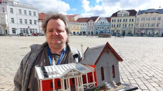 Josef Přenosil s modelem restaurace V Sadech