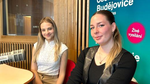 Zuzana Kučová (vlevo) a Štěpánka Černušáková, studentky psychologie na Jihočeské univerzitě