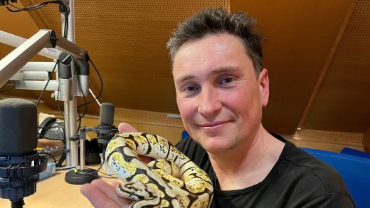 Ondřej Kouba přinesl do studia i krajtu