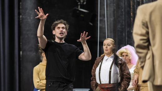 Režisér Jakub Čermák na zkoušce své autorké inscenace Pán slepic v Jihočeském divadle