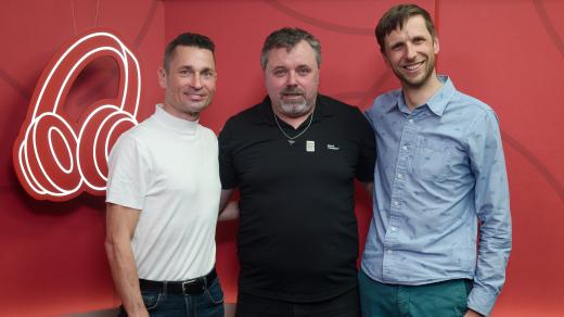 Bývalý cyklista Lubor Tesař (uprostřed) v Kilometrech Jiřího Ježka