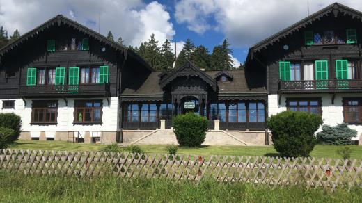 Budova zámečku dnes slouží jako hotel