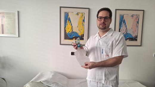 Neurolog Pavel Řehulka s kyslíkovou maskou