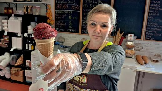 Paní Ivana Jablonovská vyrábí v Mimoni řemeslnou zmrzlinu