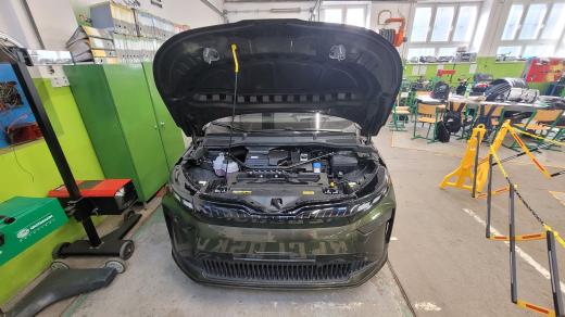 Pohled pod přední kapotu elektromobilu