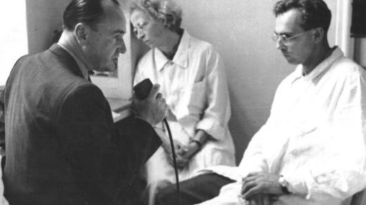 Josef Cincibus při natáčení reportáže v bakteriologickém ústavu (1947)