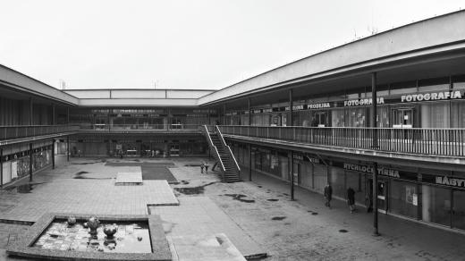 Centrum v Plzni - Doubravce ještě bez střechy, 1980