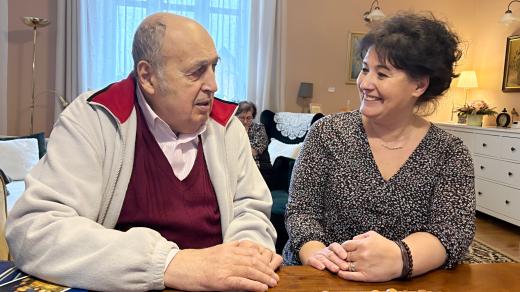 Řezbář Jiří Cvešper. Na snímku s dcerou Kamilou Rybkovou, která se věnuje taky uměleckému řemeslu