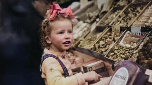 Richard Weiner: Mariechen v továrně. Mladý chemik a dvouletá holčička vyrazí na průzkumy