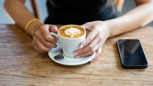 Mobilní telefon na stole