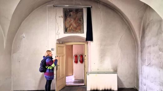 Vedoucí Oddělení výstav, výchovy, propagace a Galerie Jana Nastoupilová ve vyklizených interiérech Červeného domu