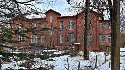 Rekonvalescent. Původně ozdravovna, pak také lazaret nebo infekční pavilon, dnes soukromý objekt