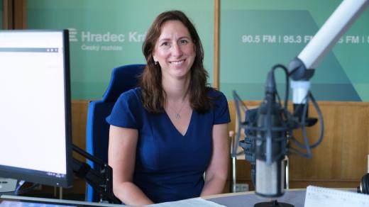 Alena Kubečková ve studiu Českého rozhlasu Hradec Králové