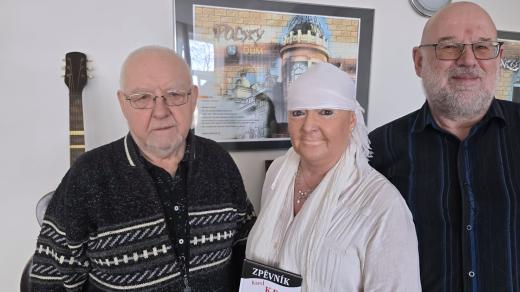 Zleva Jan Kryl, češtinářka Bronislava Grebíková a Zdeněk Matuszek, hosté Obchodní akademie v Ostravě-Porubě