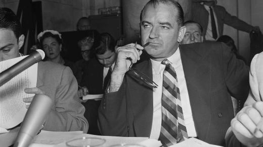 Joseph McCarthy během senátního slyšení v dubnu 1954