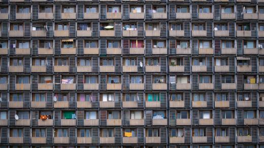 Dům na snímku má název Harmonie I a stojí na  třídě E. Beneše v Hradci Králové