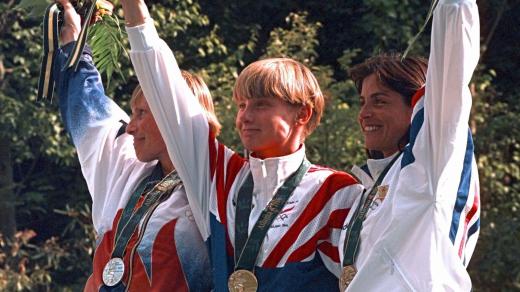 Medailistky ve slalomu na olympijských hrách v roce 1996. Vlevo stříbrná Dana Chladeková