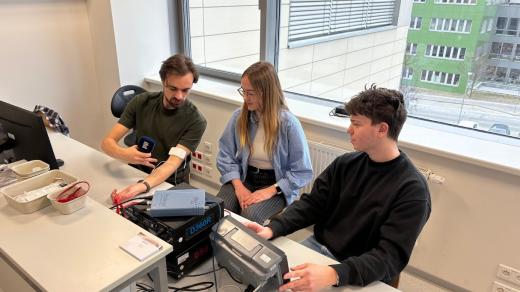 Testování neurostimulátoru (zleva reportér Marek Hensl, Veronika Šromová z FEKT VUT a Štěpán Zelníček z FEKT VUT)