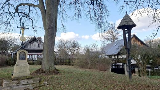 Kříž a dřevěná zvonička v Olešně, vesnické památkové rezervaci