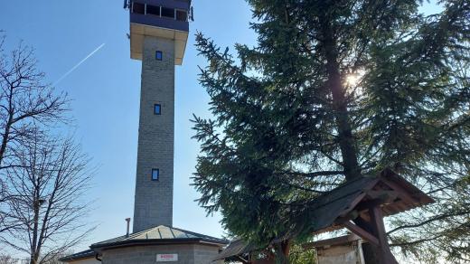 Součástí rozhledny je bufet. Je otevřený v hlavní sezóně