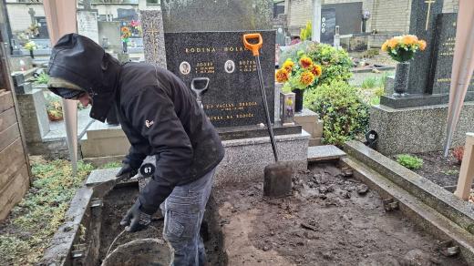 Schránka s pozůstatky mučedníka Václava Drboly míří ze hřbitova ve Starovičkách do Brna
