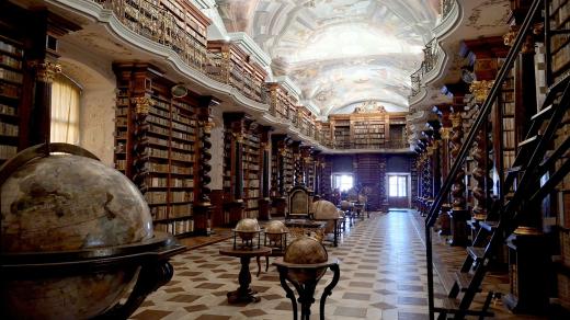 Barokní knihovní sál pražského Klementina